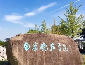 通用舞臺承建：南京曉莊學院報告廳舞臺項目（舞臺音響、舞臺燈光吊桿、舞臺幕布等）