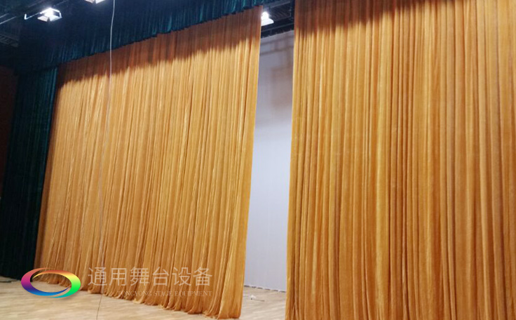舞臺大幕舞臺阻燃幕布m.yuyekja.org.cn、二、三道幕等分割表演區(qū)域，移換場景不間斷