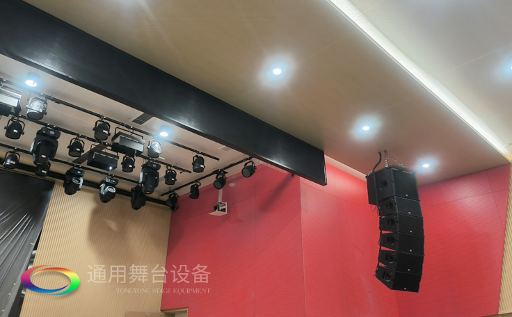 江蘇某學(xué)校報告廳項(xiàng)目舞臺矩陣音響、舞臺吊桿——泰州通用舞臺、舞臺幕布精品工程展示
